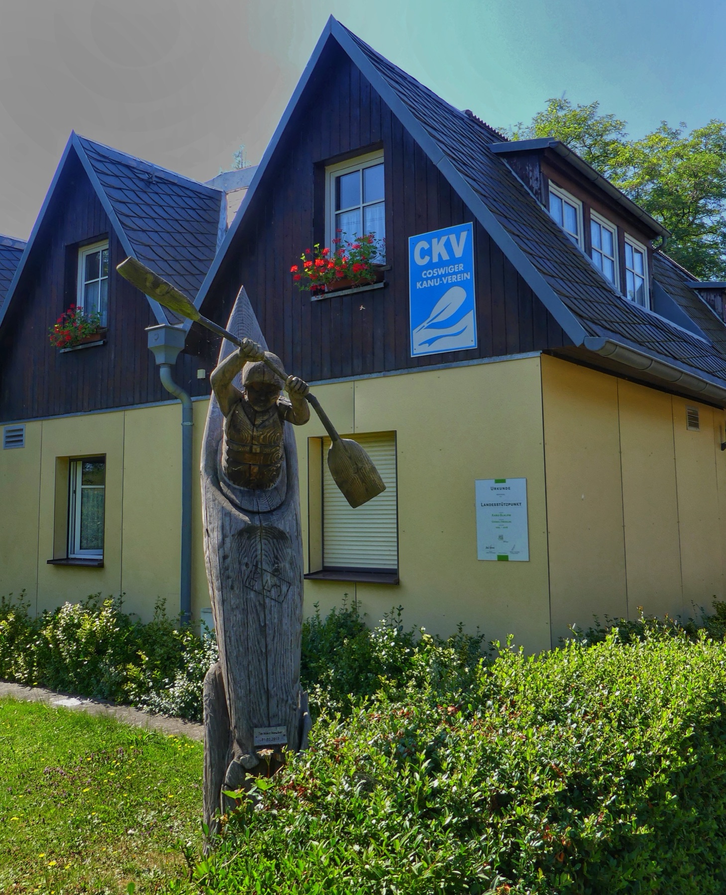 Bootshaus des CKV mit DKV-Kanu-Station-Schild
