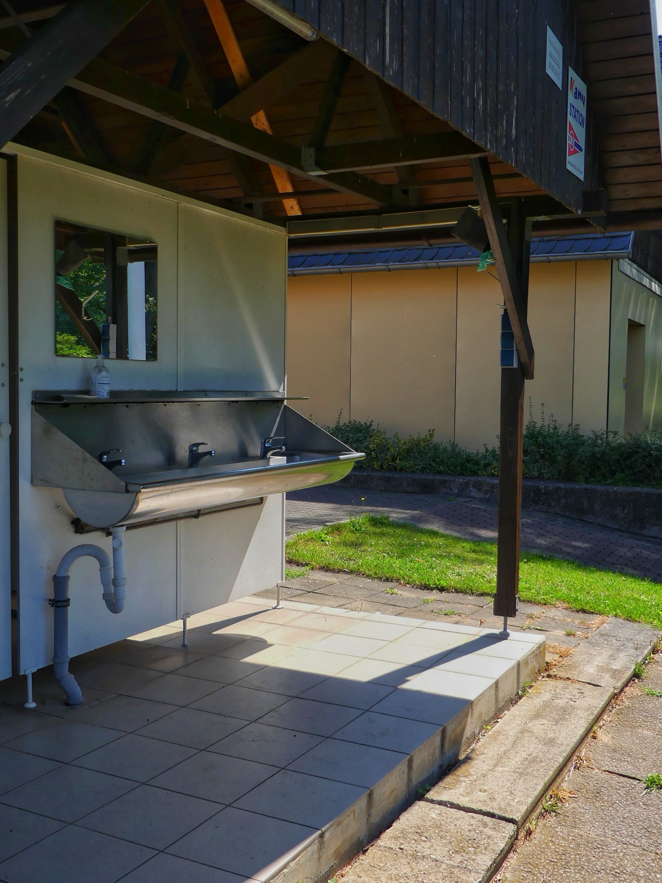Überdachter Grillplatz am Bootshaus