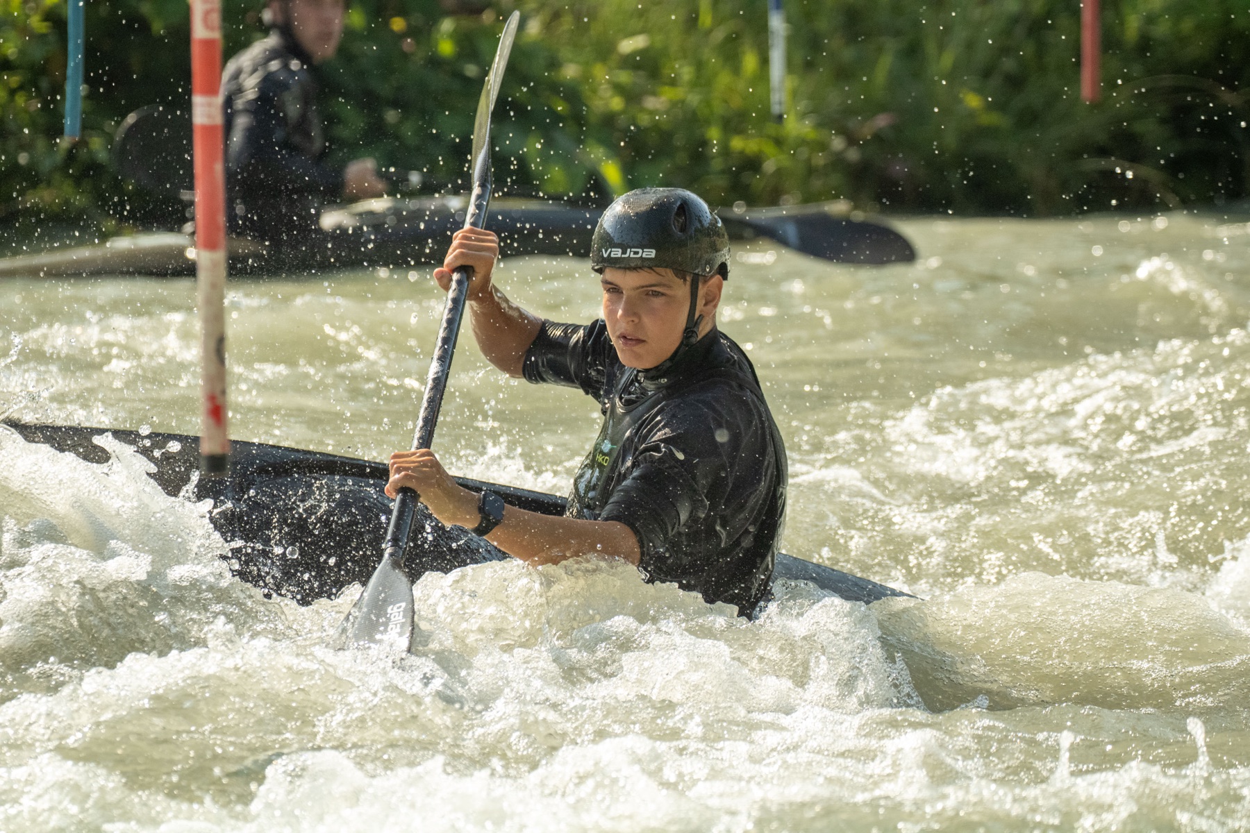 Sportler im Wildwasserkanal beim Trainingslager