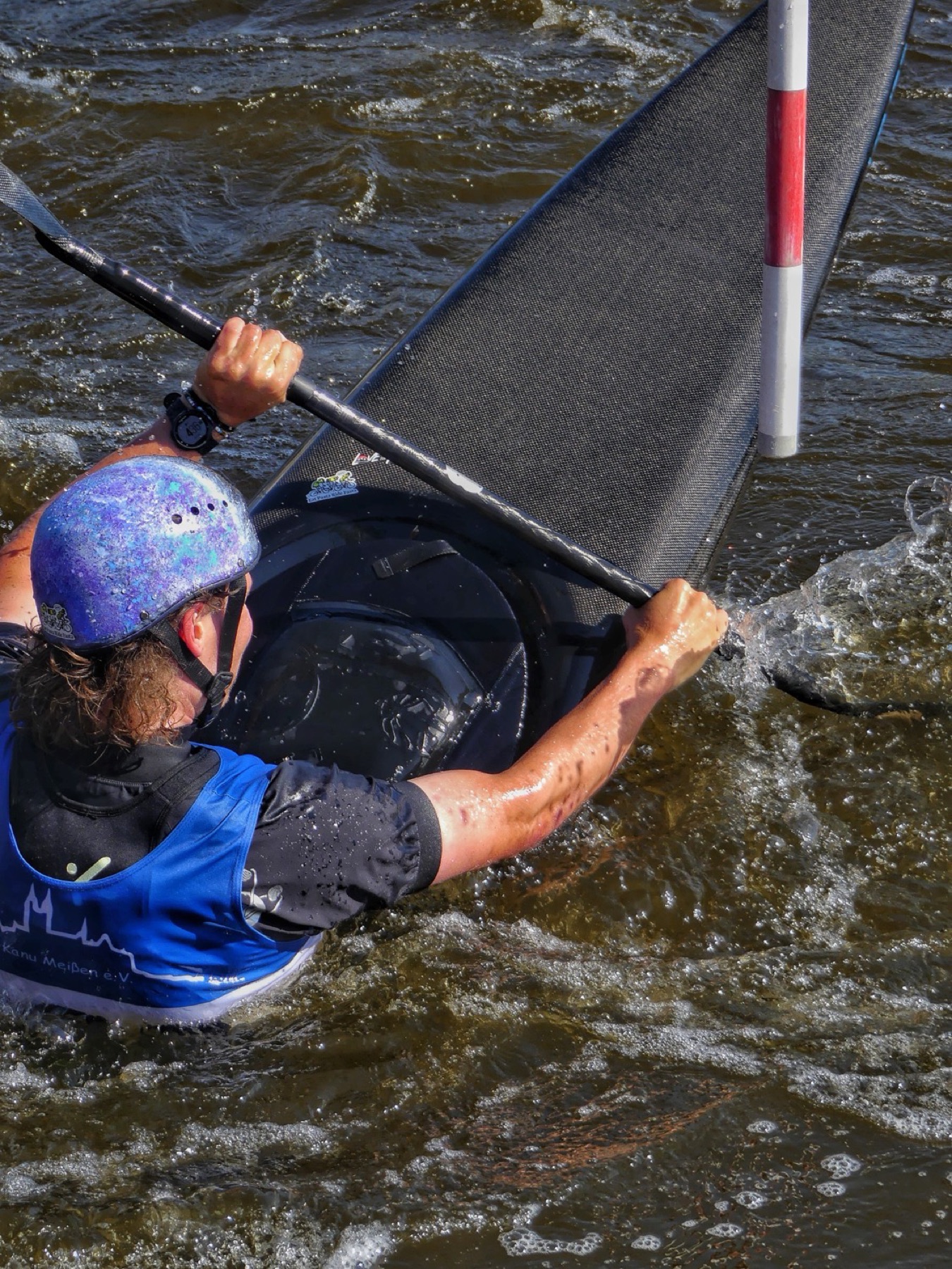 Kajak am Slalomtor im Wildwasser