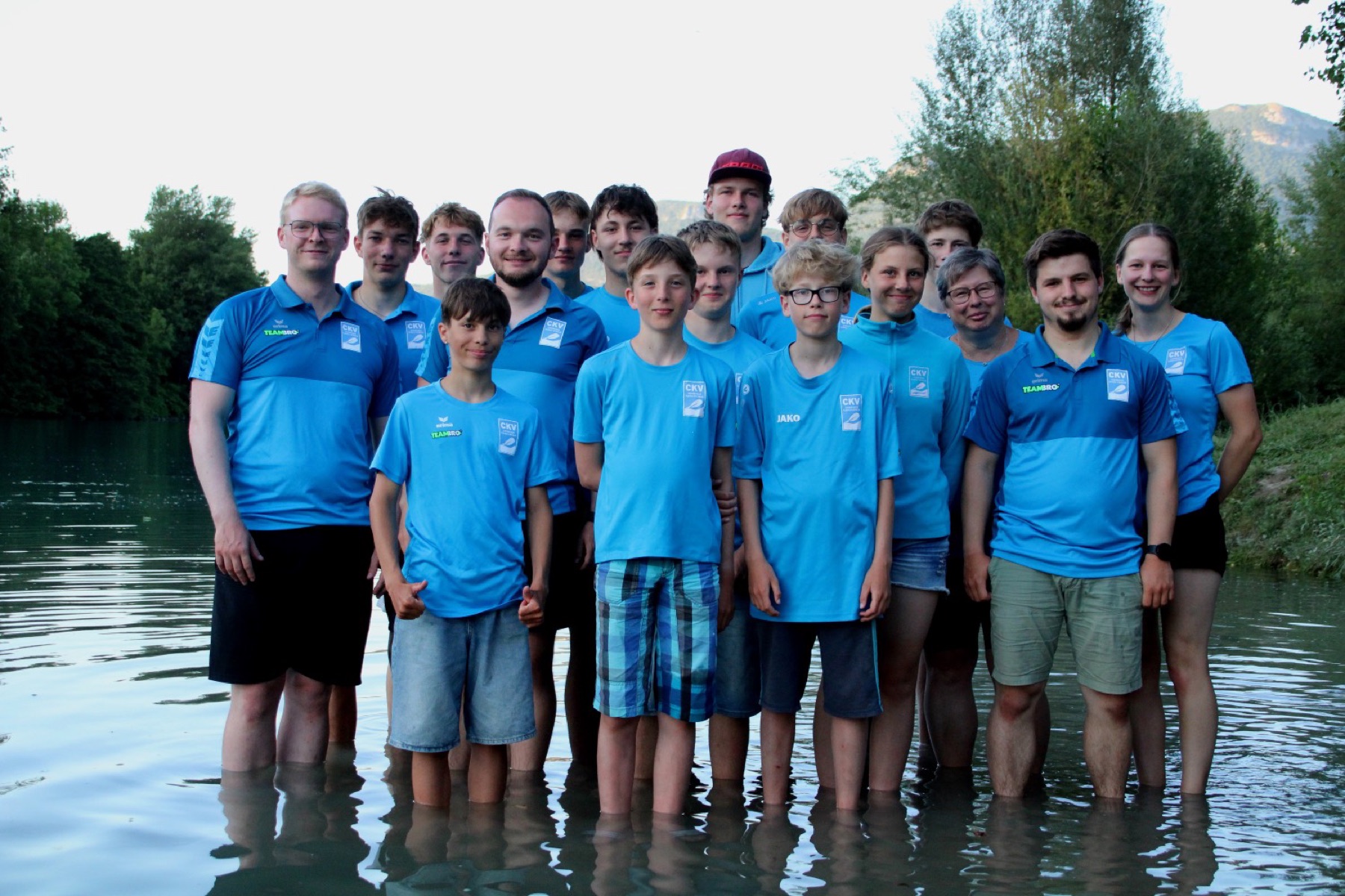 Mannschaft des CKV in der Elbe