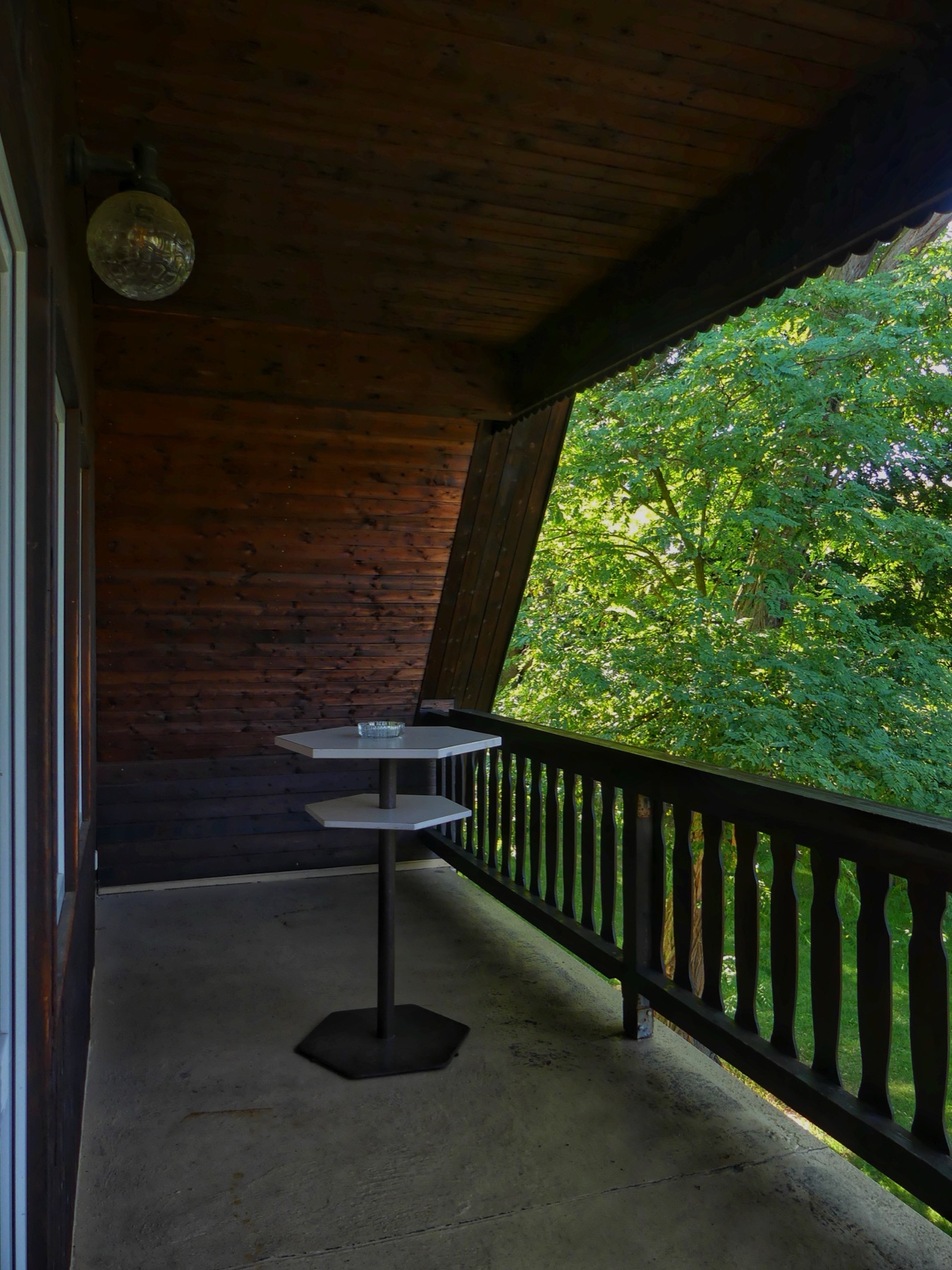 Überdachte Terrasse mit Blick ins Grüne