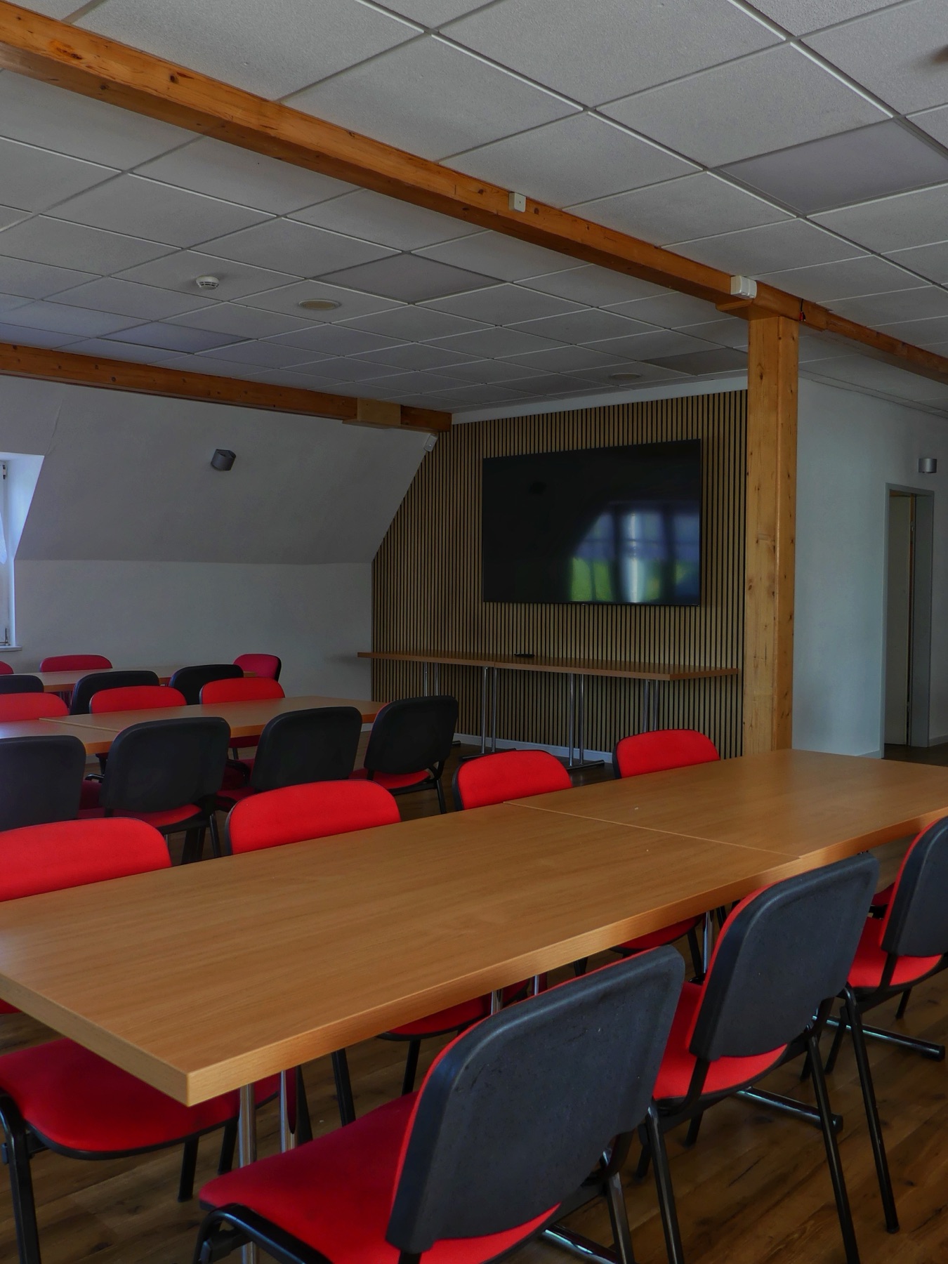 Clubraum mit Bestuhlung und Fernseher für Feiern