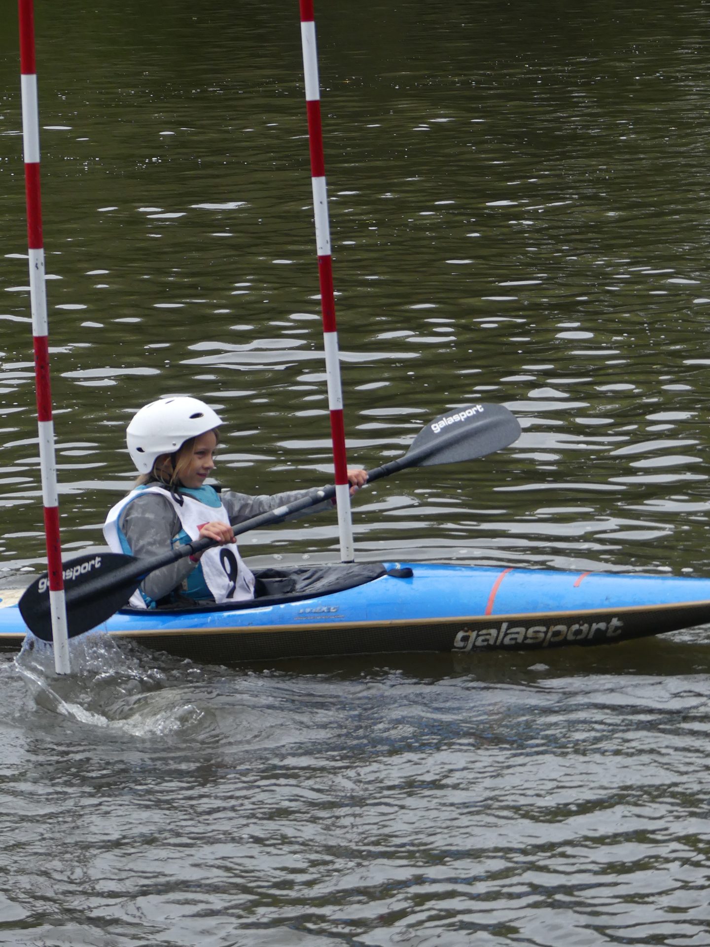 Nachwuchsathletin im Kanuslalom